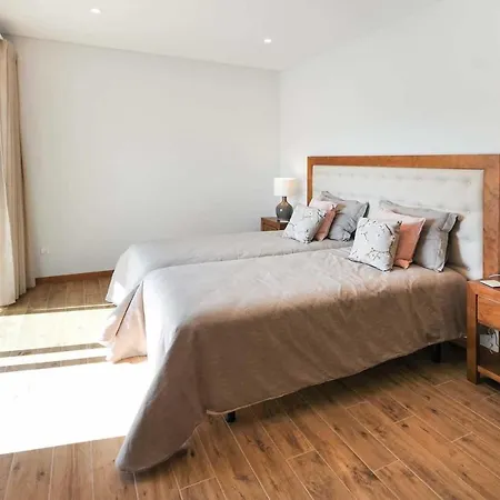 Sleeps 8 Air Con Wifi Βίλα Calheiros