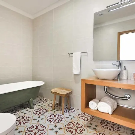 Sleeps 8 Air Con Wifi Βίλα Calheiros