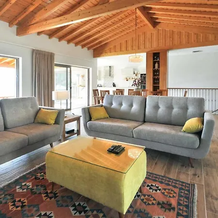 Sleeps 8 Air Con Wifi * Calheiros
