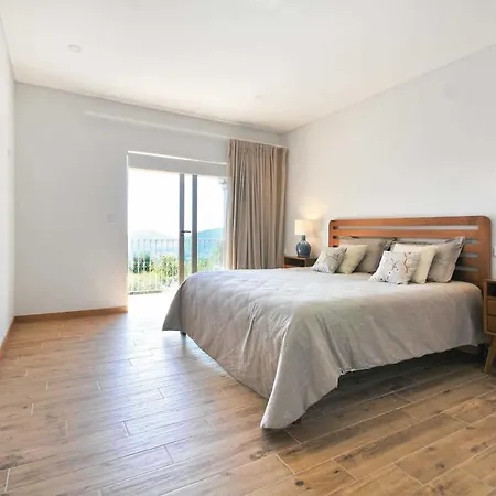Sleeps 8 Air Con Wifi * Calheiros